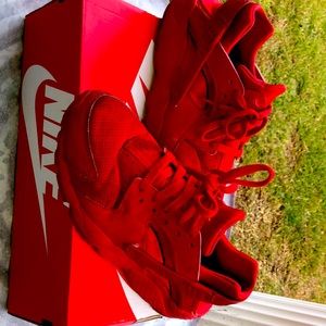 Red Huarache Nike!!